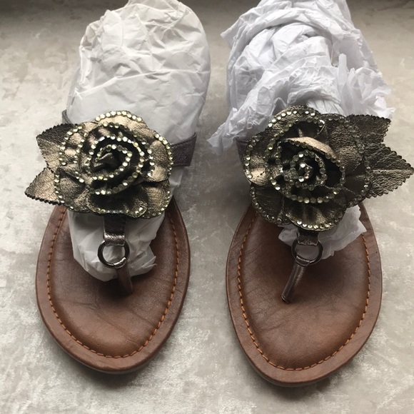 NWOT Floral thong rhinestone flip flops - Picture 2 of 5